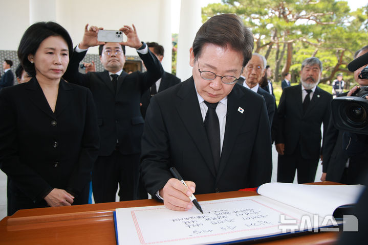 [서울=뉴시스] 고범준 기자 = 이재명 대통령이 4일 서울 동작구 국립서울현충원 현충탑 참배를 마치고 방명록을 작성하고 있다. 2025.06.04. bjko@newsis.com