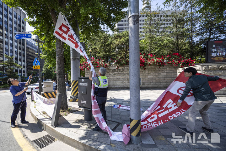 [서울=뉴시스] 정병혁 기자 = 제21대 대통령 선거가 끝난 지난 6월 4일 서울 종로구 광화문네거리에서 종로구청 관계자들이 선거 현수막을 철거하고 있다. 2025.06.04. jhope@newsis.com **위 사진은 기사 내용과 무관합니다. 