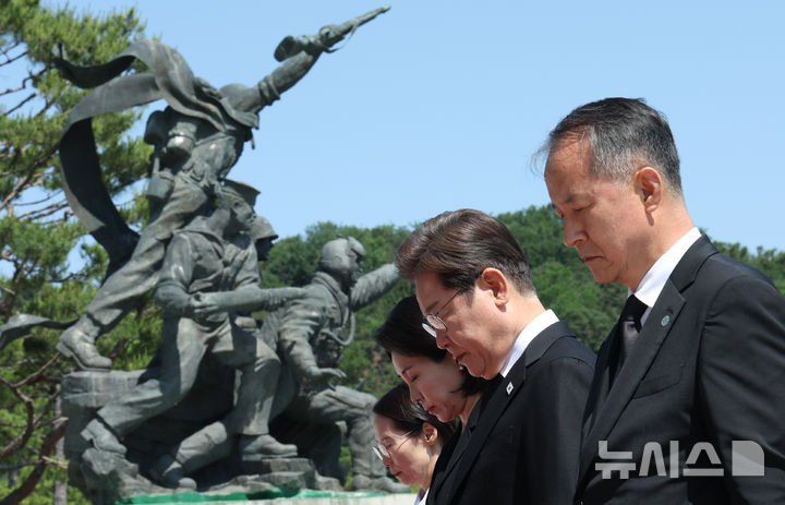 [서울=뉴시스] 고범준 기자 = 이재명 대통령과 김혜경 여사가 4일 서울 동작구 국립서울현충원 현충탑을 참배, 묵념하고 있다. 2025.06.04. bjko@newsis.com