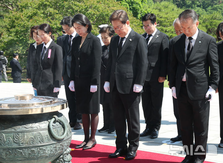 [서울=뉴시스] 고범준 기자 = 이재명 대통령과 김혜경 여사가 4일 서울 동작구 국립서울현충원 현충탑을 참배, 묵념하고 있다. 2025.06.04. bjko@newsis.com