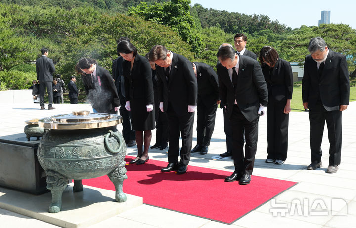[서울=뉴시스] 고범준 기자 = 이재명 대통령과 김혜경 여사가 4일 서울 동작구 국립서울현충원 현충탑을 참배, 묵념하고 있다. 2025.06.04. bjko@newsis.com
