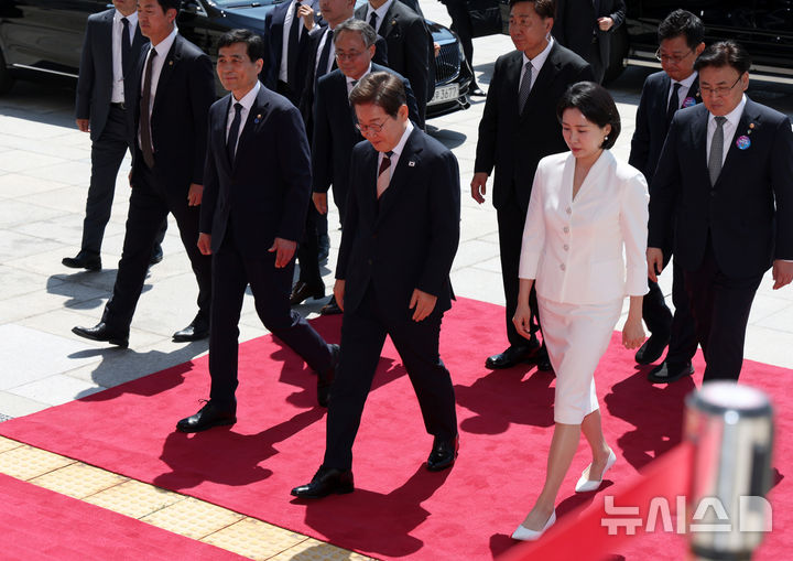 [서울=뉴시스] 조성우 기자 = 이재명 대통령이 취임 선서를 하기 위해 4일 오전 서울 여의도 국회에 들어서고 있다. 2025.06.04. xconfind@newsis.com