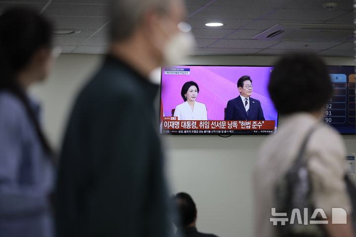 [서울=뉴시스] 정병혁 기자 = 제21대 대통령으로 이재명 대통령이 당선된 4일 서울시내 대학병원에서 환자들이 TV를 통해 중계되는 취임선서를 바라보고 있다. 2025.06.04 jhope@newsis.com