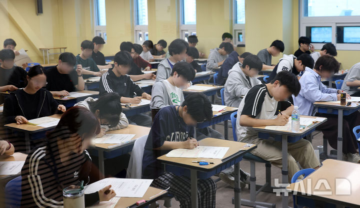 [서울=뉴시스] 이영환 기자 = 재수생들이 2026학년도 대학수학능력시험 6월 평가원 모의고사 시행일인 4일 오전 서울 양천구 종로학원 고사실에서 시험을 치르고 있다. (공동취재) 2025.06.04. photo@newsis.com