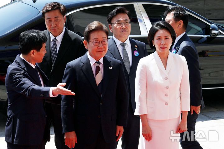 [서울=뉴시스] 국회사진기자단 = 이재명 대통령과 김혜경 여사가 4일 오전 서울 여의도 국회에서 열린 제21대 대통령 취임선서식에 참석하고 있다. 2025.06.04. photo@newsis.com