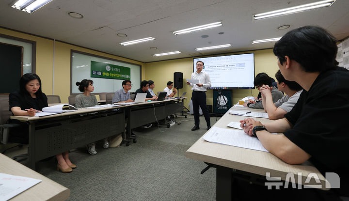 [서울=뉴시스] 이영환 기자 = 임성호 종로학원 대표와 강사들이 지난달 4일 오전 서울 양천구 종로학원 분석상황실에서 6월 평가원 모의고사 문제분석 회의를 하는 모습.  (공동취재) 2025.06.04. photo@newsis.com