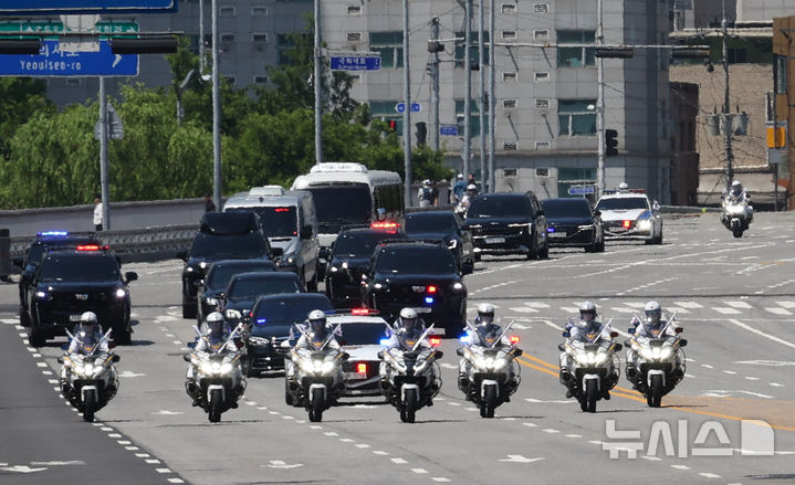 [서울=뉴시스] 고승민 기자 = 이재명 대통령 차량 행렬이 4일 취임식을 위해 서울 여의도 국회로 향하고 있다. 2025.06.04. kkssmm99@newsis.com