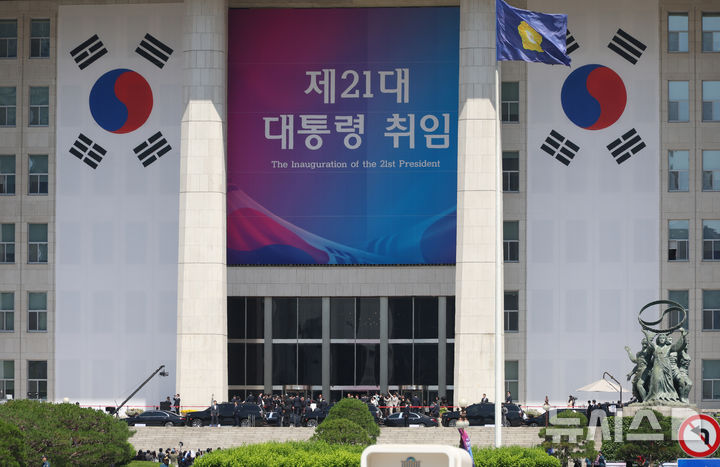 [서울=뉴시스] 고승민 기자 = 이재명 대통령이 4일 취임식을 위해 서울 여의도 국회로 들어서고 있다. 2025.06.04. kkssmm99@newsis.com