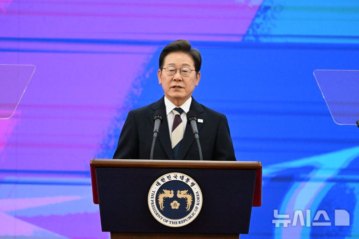[서울=뉴시스] 국회사진기자단 = 제21대 대한민국 대통령으로 취임한 이재명 대통령이 4일 오전 국회 로텐더홀에서 취임사를 하고 있다.2025.06.04. photo@newsis.com