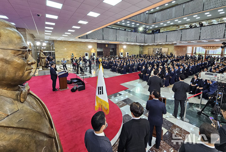 [서울=뉴시스] 국회사진기자단 = 이재명 대통령이 4일 서울 여의도 국회에서 열린 취임식에서 취임사를 하고 있다. 2025.06.04. photo@newsis.com