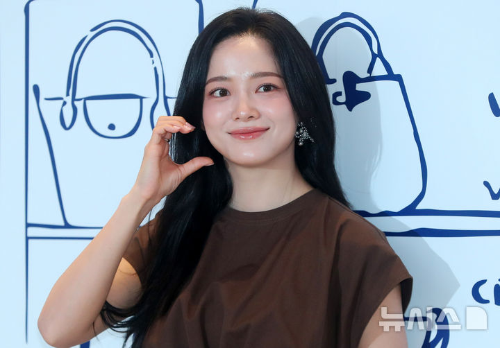 [서울=뉴시스] 김혜진 기자 = 배우 김세정이 4일 오전 서울 서초구 신세계백화점 강남점에서 열린 프랑스 브랜드 롱샴 팝업 기념 포토행사에서 포즈를 취하고 있다. 2025.06.04. jini@newsis.com