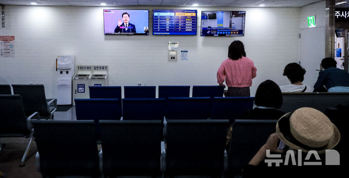[서울=뉴시스] 정병혁 기자 = 제21대 대한민국 대통령으로 이재명 대통령이 당선된 4일 서울시내 대학병원에서 환자들이 TV를 통해 중계되는 취임선서를 바라보고 있다. 2025.06.04 jhope@newsis.com