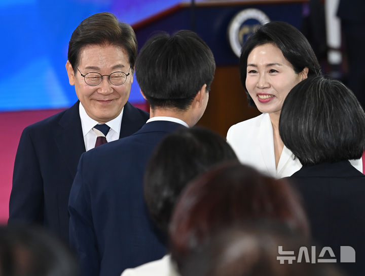 [서울=뉴시스] 국회사진기자단 = 이재명 대통령과 김혜경 여사가 4일 오전 서울 여의도 국회 로텐더홀에서 제21대 대통령 취임 선서식에 참석한 의원들과 인사를 하고 있다. 2025.06.04. photo@newsis.com