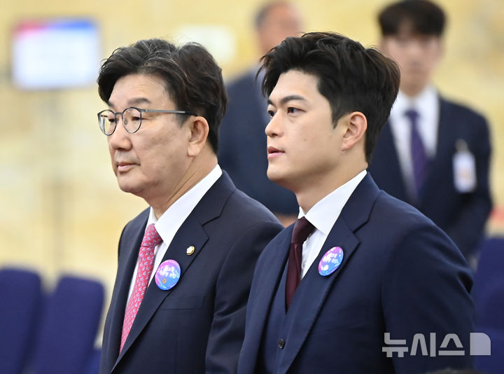 [서울=뉴시스] 국회사진기자단= 김용태 국민의힘 비상대책위원장과 권성동 원내대표가 4일 오전 서울 여의도 국회의사당에서 열린 제21대 대통령 취임선서에 참석하고 있다.2025.06.04. photo@newsis.com