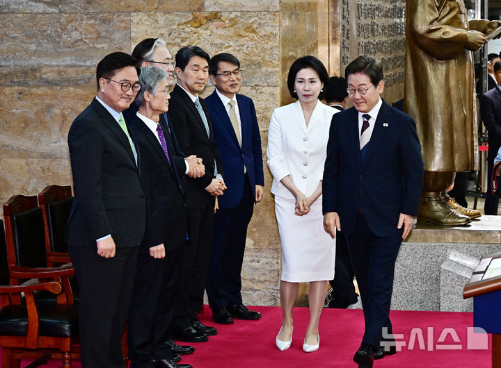 [서울=뉴시스] 국회사진기자단 = 이재명 대통령 내외가 4일 오전 서울 여의도 국회 로텐더홀에서 열린 취임선서에 참석하고 있다. 2025.06.04. photo@newsis.com