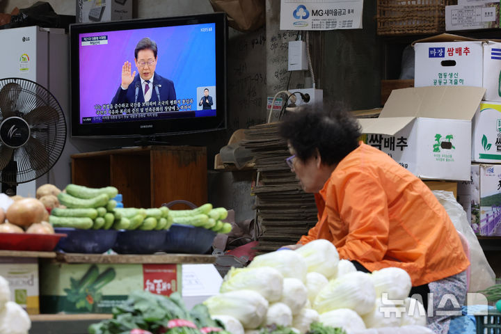 [서울=뉴시스] 황준선 기자 = 4일 오전 서울 서대문구 인왕시장에서 상인이 이재명 대통령 취임식을 시청하고 있다. 2025.06.04. hwang@newsis.com