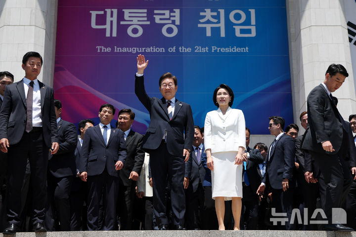 [서울=뉴시스] 조성우 기자 = 이재명 대통령 내외가 4일 오전 서울 여의도 국회 로텐더홀에서 취임 선서를 마치고 나와 잔디광장에 모인 시민들을 향해 인사하고 있다. 2025.06.04. xconfind@newsis.com