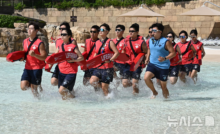 [용인=뉴시스] 김종택 기자 = 본격적인 물놀이철을 앞두고 4일 경기 용인시 에버랜드 캐리비안 베이에서 라이프가드(수상안전요원)들이 체력단련을 하고 있다. 캐리비안 베이는 오는 6일 타워부메랑고, 타워래프트 등 야외 물놀이 시설을 순차적으로 오픈할 예정이다. 2025.06.04. jtk@newsis.com