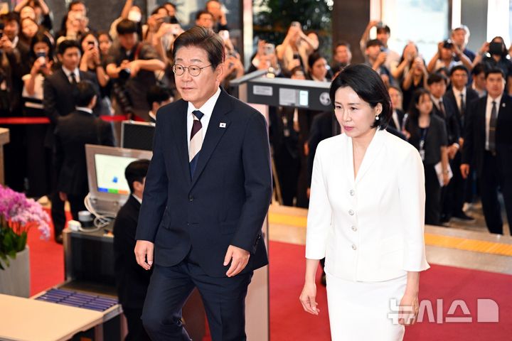 [서울=뉴시스] 국회사진기자단 = 이재명 대통령과 부인 김혜경 여사가 4일 서울 여의도 국회 로텐더홀에서 열린 제21대 대통령 취임선서에 참석하고 있다. 2025.06.04. photo@newsis.com