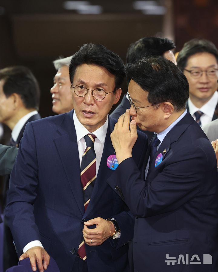 [서울=뉴시스] 국회사진기자단 = 국무총리 내정자로 알려진 김민석 더불어민주당 의원이 4일 오전 서울 여의도 국회 로텐더홀에서 동료 의원들과 이야기를 하고 있다. 2025.06.04. photo@newsis.com