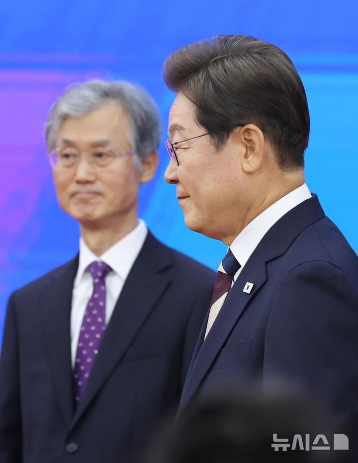 [서울=뉴시스] 국회사진기자단 = 이재명 대통령이 4일 서울 여의도 국회 로텐더홀에서 열린 제21대 대통령 취임선서식을 마친 뒤 조희대 대법원장 등과 인사한 뒤 이동하고 있다. 2025.06.04. photo@newsis.com