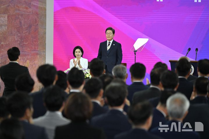 [서울=뉴시스] 국회사진기자단 = 이재명 대통령이 4일 서울 여의도 국회에서 열린 제21대 대통령 취임선서식에서 연설 후 박수를 받고 있다. 2025.06.04. photo@newsis.com