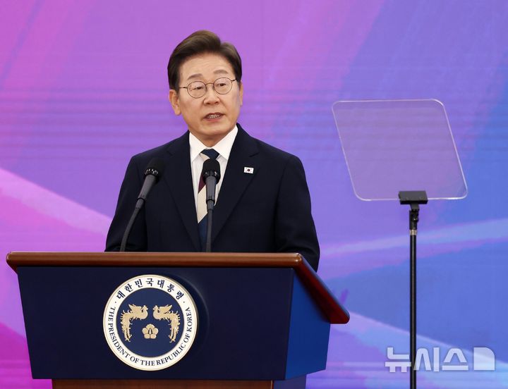 [서울=뉴시스] 국회사진기자단 = 이재명 대통령이 4일 서울 여의도 국회에서 열린 제21대 대통령 취임선서식에서 연설하고 있다. 2025.06.04. photo@newsis.com