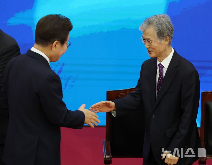 [서울=뉴시스] 국회사진기자단 = 이재명 대통령이 4일 서울 여의도 국회 로텐더홀에서 열린 제21대 대통령 취임선서에서 조희대 대법원장과 악수하고 있다. 2025.06.04. photo@newsis.com