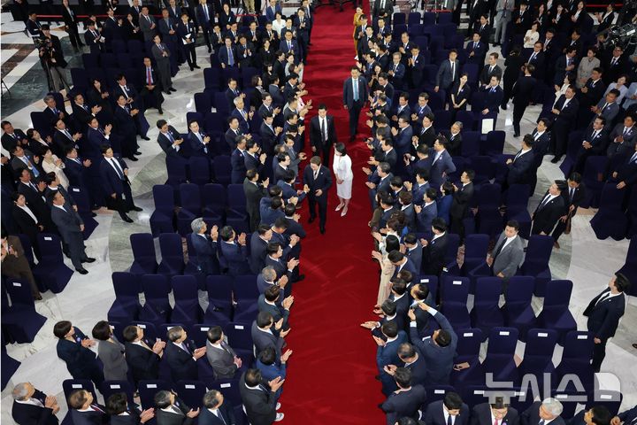 [서울=뉴시스] 국회사진기자단 = 이재명 대통령과 부인 김혜경 여사가 4일 서울 여의도 국회 로텐더홀에서 열린 제21대 대통령 취임선서에 참석하고 있다. 2025.06.04. photo@newsis.com