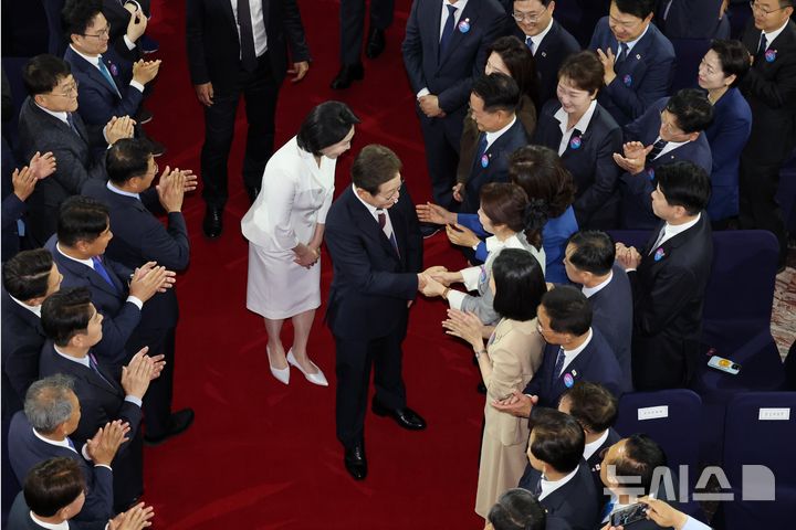[서울=뉴시스] 국회사진기자단 = 이재명 대통령과 부인 김혜경 여사가 4일 서울 여의도 국회 로텐더홀에서 열린 제21대 대통령 취임선서에 참석하며 참석자들과 인사하고 있다. 2025.06.04. photo@newsis.com