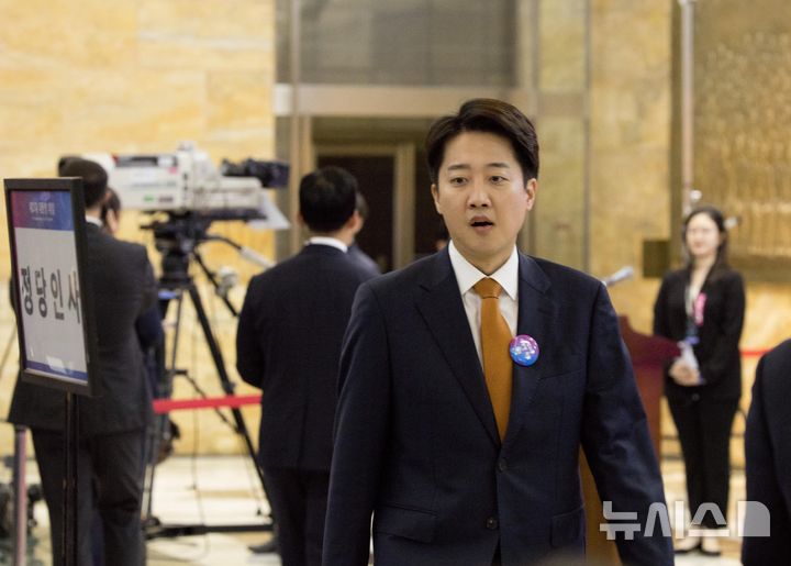 [서울=뉴시스] 국회사진기자단 = 이준석 개혁신당 의원이 4일 서울 여의도 국회 로텐더홀에서 열린 제21대 대통령 취임선서에 참석하고 있다. 2025.06.04. photo@newsis.com