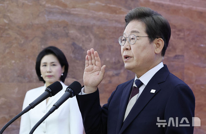 [서울=뉴시스] 국회사진기자단 = 이재명 대통령이 4일 오후 서울 여의도 국회 로텐더홀에서 열린 제21대 대통령 취임 선서식에서 선서를 하고 있다. 2025.06.04. photo@newsis.com