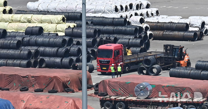 [평택=뉴시스] 김종택 기자 = 4일 경기 평택시 포승읍 평택항 수출 야적장에 철강 제품이 쌓여있는 모습. 2025.06.04. jtk@newsis.com