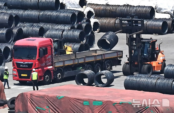 [평택=뉴시스] 김종택 기자 = 4일 경기 평택시 포승읍 평택항 수출 야적장에 철강 제품이 쌓여있는 모습. 2025.06.04. jtk@newsis.com