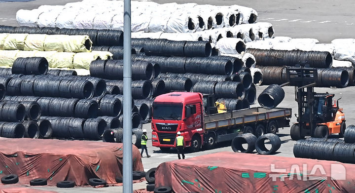 [평택=뉴시스] 김종택 기자 = 지난 6월 4일 경기 평택시 포승읍 평택항 수출 야적장에 철강 제품이 쌓여있는 모습. (사진은 기사와 직접 관련이 없습니다.) 2025.08.02. jtk@newsis.com