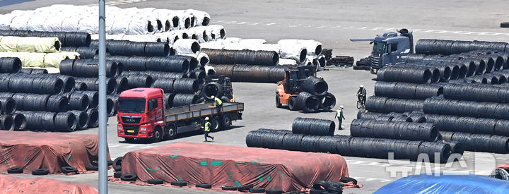 [평택=뉴시스] 김종택 기자 = 4일 경기 평택시 포승읍 평택항 수출 야적장에 철강 제품이 쌓여있는 모습. 2025.06.04. jtk@newsis.com