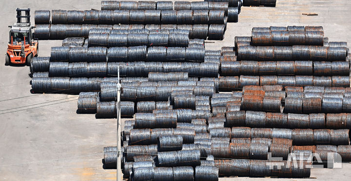 [평택=뉴시스] 김종택 기자 = 경기 평택시 포승읍 평택항 수출 야적장에 철강 제품이 쌓여있는 모습. 2025.06.04. jtk@newsis.com