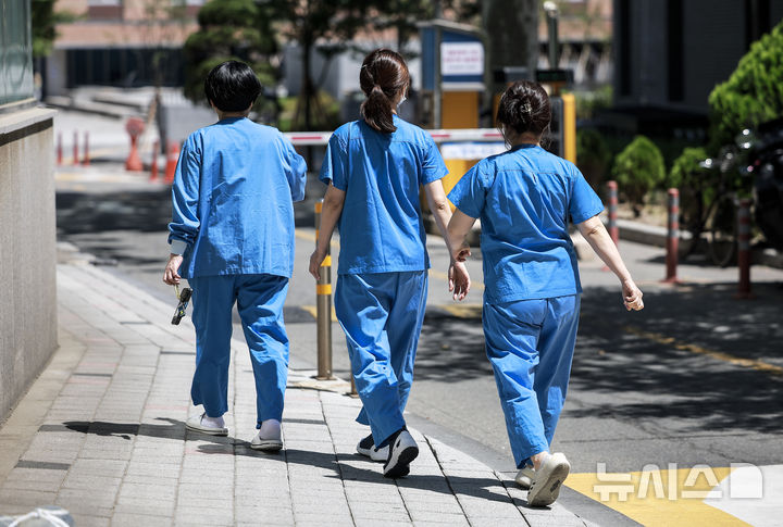 [서울=뉴시스] 정병혁 기자 = 서울시내 대학병원에서 의료진이 이동하고 있다. 2025.06.04. jhope@newsis.com