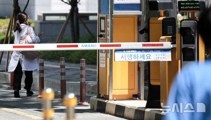 [서울=뉴시스] 정병혁 기자 = 지난 4일 서울시내 대학병원에서 의료진이 이동하는 모습. 2025.06.04. jhope@newsis.com