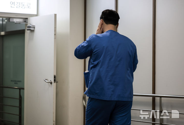 [서울=뉴시스] 정병혁 기자 = 지난 4일 서울시내 대학병원에서 의료진이 이동하고 있는 모습 2025.06.04. jhope@newsis.com