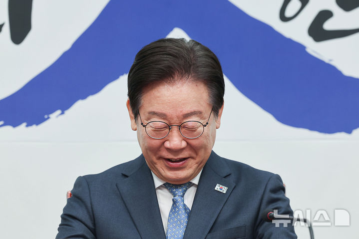 [서울=뉴시스] 권창회 기자 = 이재명 더불어민주당 대표가 26일 오전 서울 여의도 국회에서 열린 최고위원회의에서 미소짓고 있다. 2025.02.26. kch0523@newsis.com