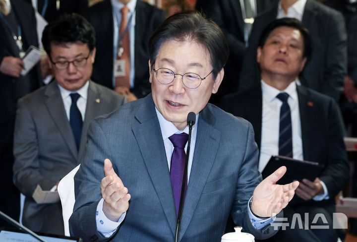 [서울=뉴시스] 국회사진기자단 = 이재명 더불어민주당 대표가 20일 서울 여의도 국회 사랑재에서 열린 국정 안정을 위한 국회-정부 국정협의회에서 모두발언하고 있다. 2025.02.20. photo@newsis.com