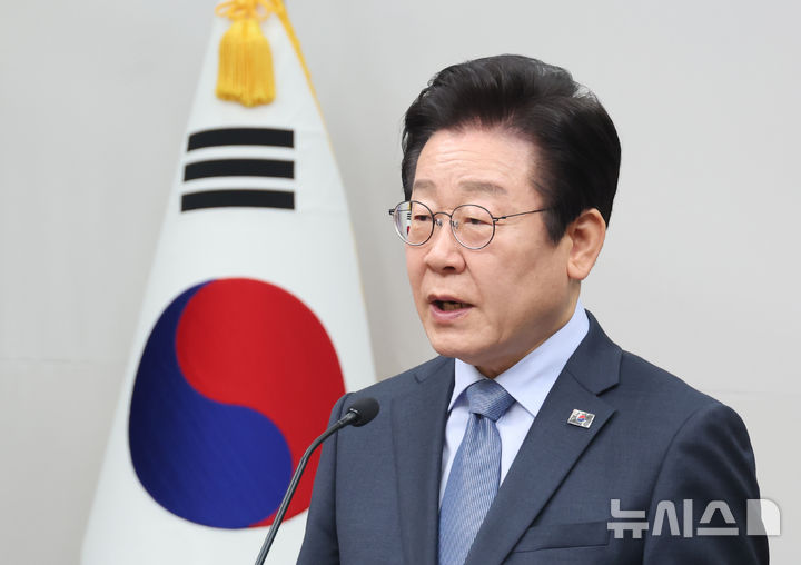 [서울=뉴시스] 고승민 기자 = 이재명 더불어민주당 대표가 23일 서울 여의도 국회에서 현안 기자회견을 하고 있다. 2025.01.23. kkssmm99@newsis.com