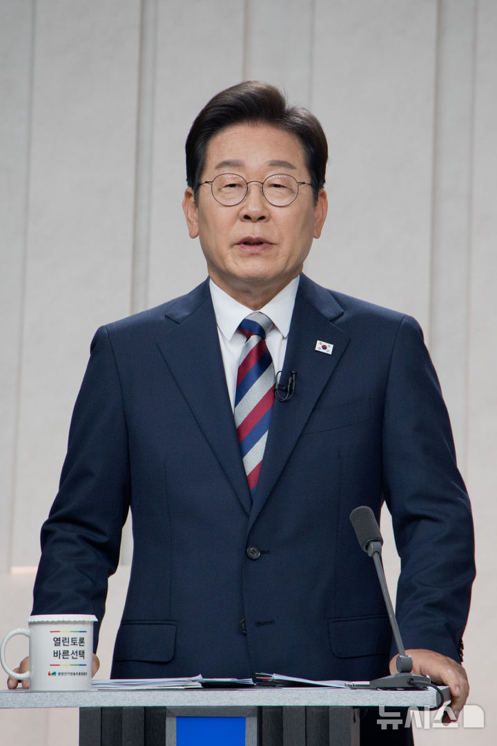 [서울=뉴시스] 국회사진기자단 = 이재명 더불어민주당 대선후보가 27일 오후 서울 마포구 상암동 MBC 스튜디오에서 열린 중앙선거방송토론위원회 주관 제21대 대통령선거 3차 후보자토론회 준비를 하고 있다. 2025.05.27. photo@newsis.com