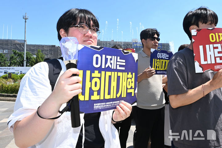 [광주=뉴시스] 이영주 기자 = 내란청산·사회대개혁 광주비상행동이 4일 오후 광주 동구 5·18민주광장에서 기자회견을 열어 이재명 정부를 향해 내란청산과 사회대개혁을 촉구하고 있다. 2025.06.04. leeyj2578@newsis.com