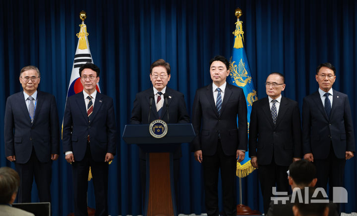 [서울=뉴시스] 고범준 기자 = 이재명 대통령이 4일 서울 용산 대통령실 청사에서 새 정부 첫 인사 발표를 하고 있다. 왼쪽부터 이종석 국정원장 후보자, 김민석 국무총리 후보자, 이 대통령, 강훈식 비서실장, 위성락 안보실장, 황인권 경호처장. 2025.06.04. bjko@newsis.com