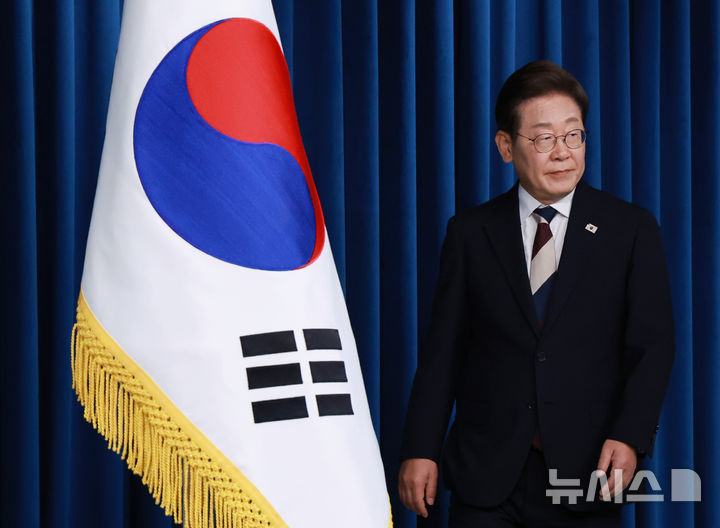 [서울=뉴시스] 고범준 기자 = 이재명 대통령이 4일 서울 용산 대통령실 청사에서 새 정부 첫 인사 발표를 위해 입장하고 있다. (대통령실통신사진기자단) 2025.06.04. bjko@newsis.com