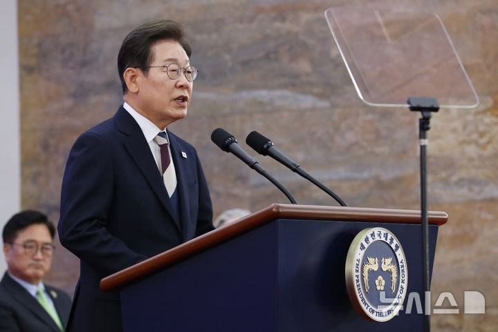 [서울=뉴시스] 국회사진기자단 = 이재명 대통령이 4일 서울 여의도 국회 로텐더홀에서 열린 제21대 대통령 취임 선서식에 참석해 취임사 하고 있다. 2025.06.04. photo@newsis.com