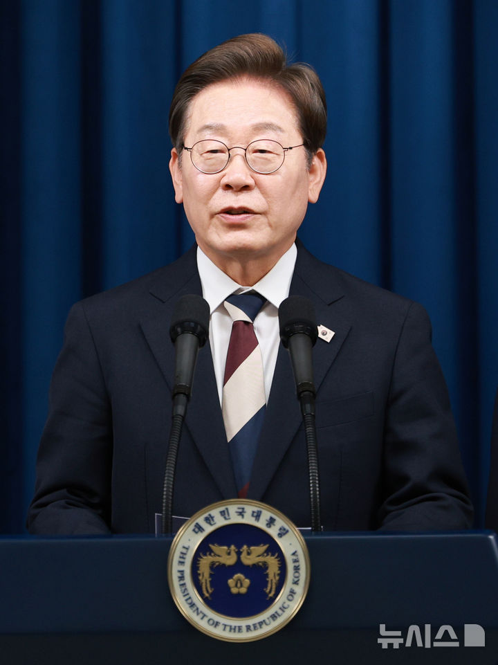 [서울=뉴시스] 고범준 기자 = 이재명 대통령이 4일 서울 용산 대통령실 청사에서 새 정부 첫 인사 발표를 하고 있다. 2025.06.04. bjko@newsis.com