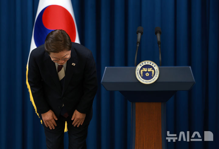 [서울=뉴시스] 고범준 기자 = 이재명 대통령이 4일 서울 용산 대통령실 청사에서 새 정부 첫 인사 발표를 하기 전 인사하고 있다. 2025.06.04. bjko@newsis.com